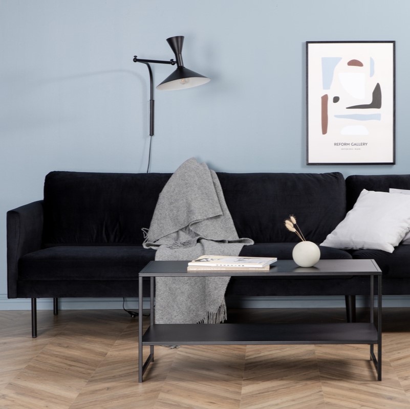 Elegant 2-personers sofa i sort fløjl til stuen