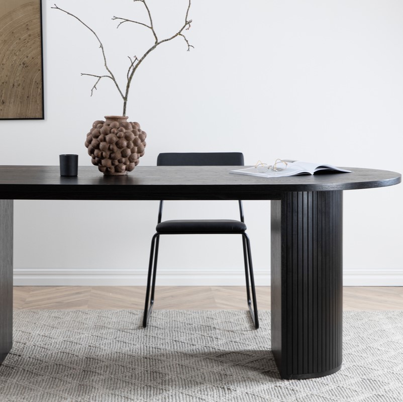 Elegant ovalt spisebord i sort egefiner til moderne hjem