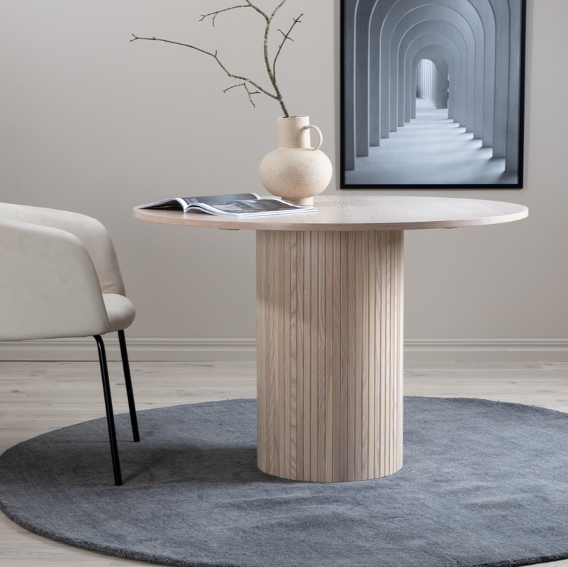 Elegant rundt spisebord i hvidpigmenteret egefiner