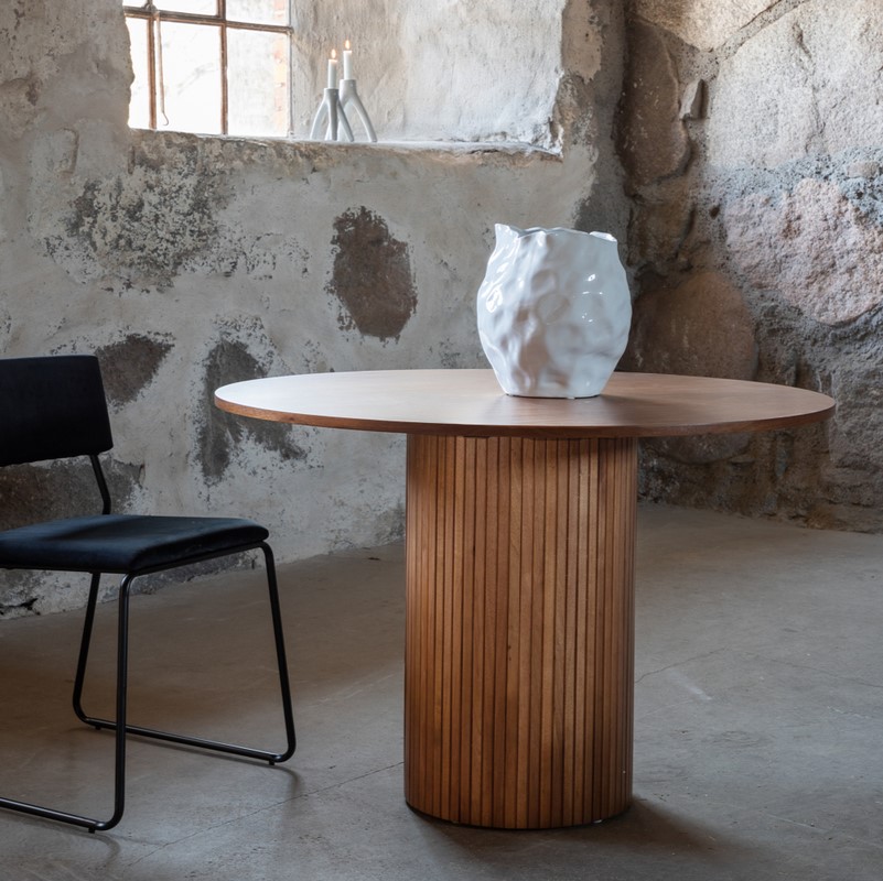 Elegant rundt spisebord i valnøddefiner – 110 cm diameter