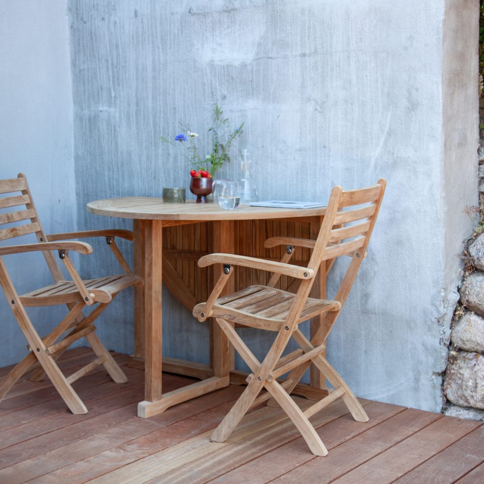 Fint rundt teak spisebord med foldefunktion til terrassen