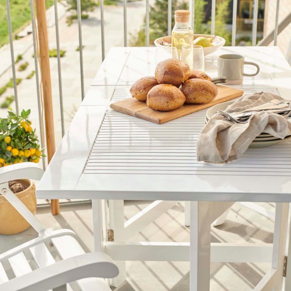 Fint Hvidt Foldebord i Mahogni til Terrasse eller Altan