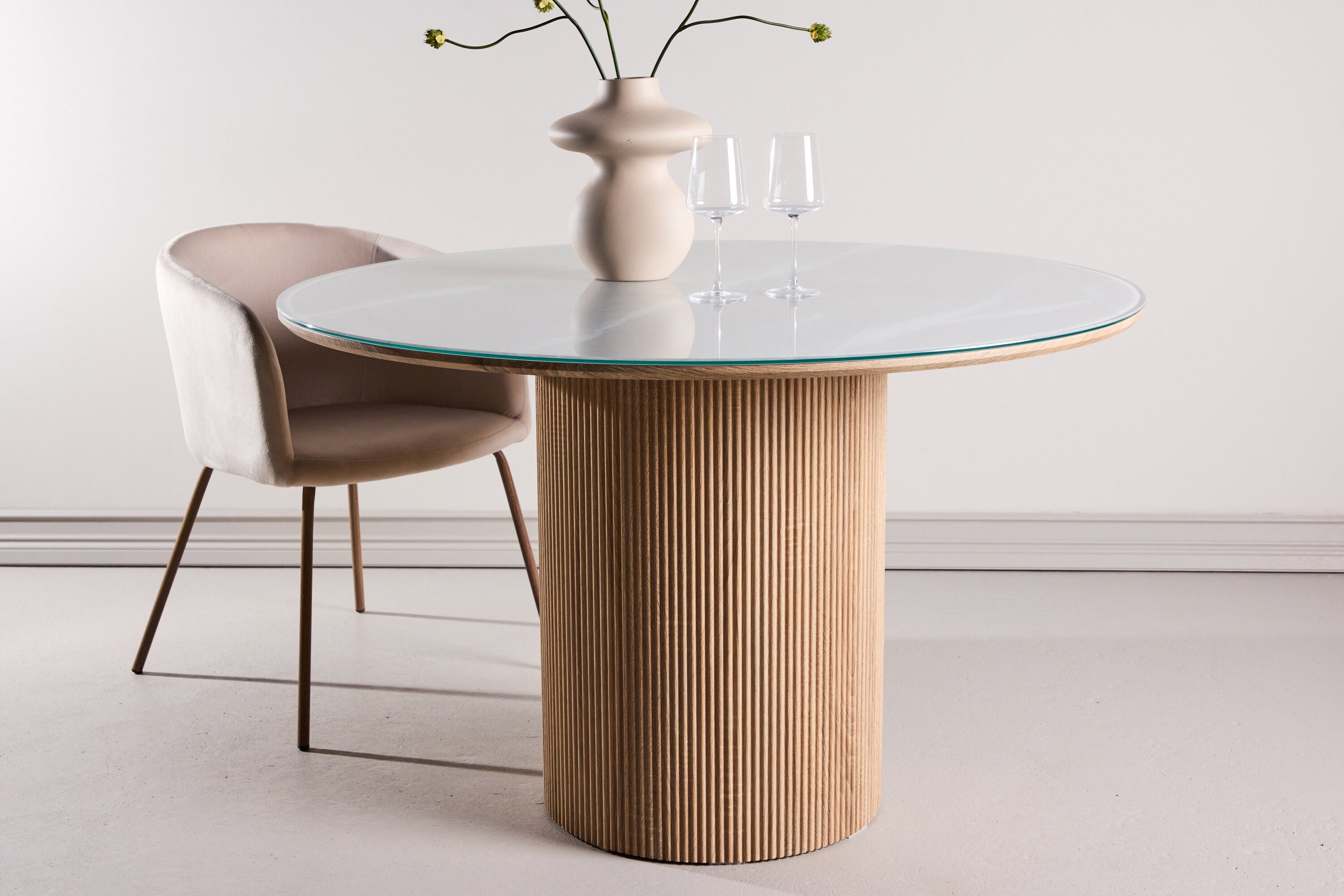Elegant spisebord i natur med hærdet glas - FSC 100%