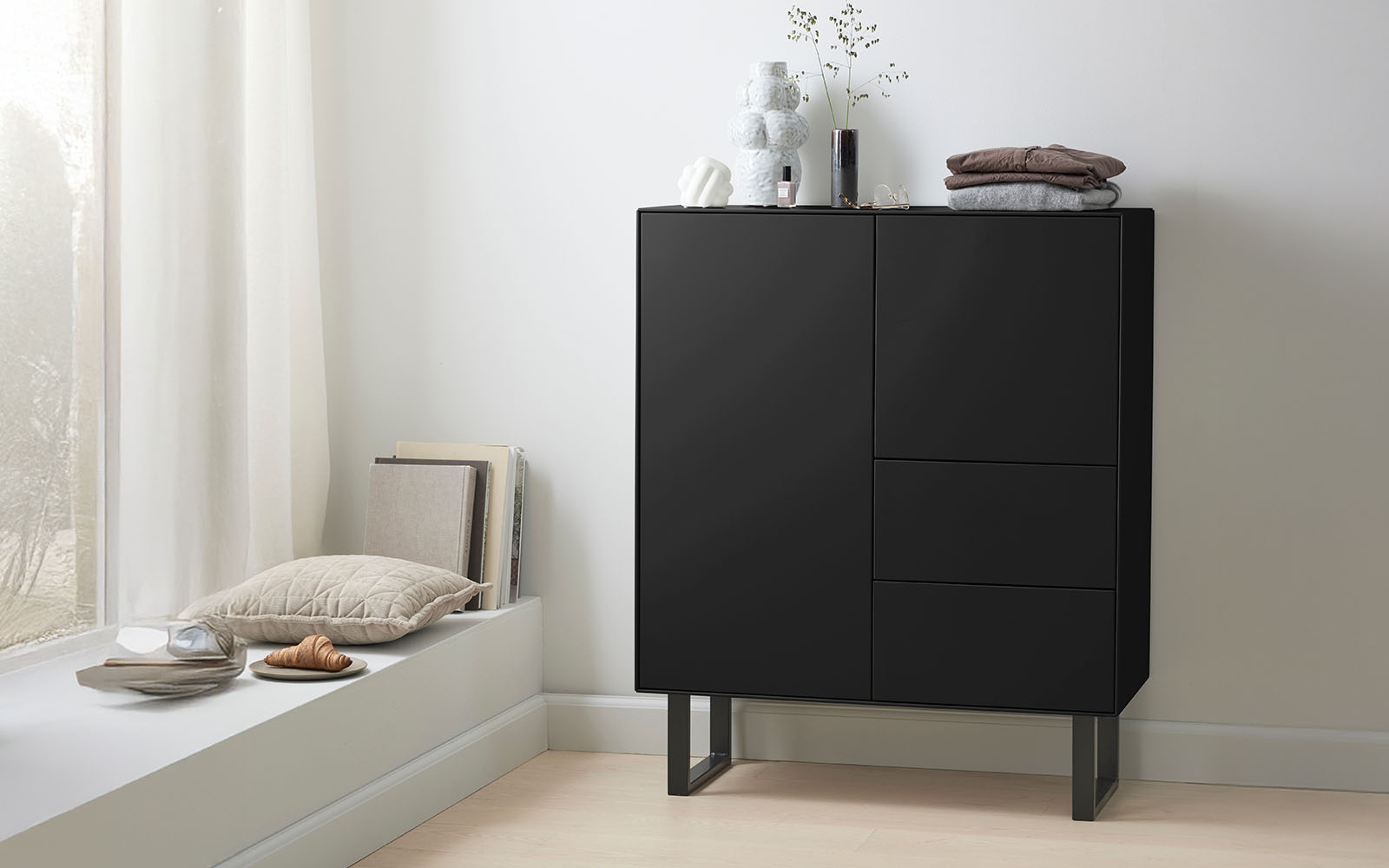 Edge By Hammel Sortbejdset Skænk – Elegant Opbevaring