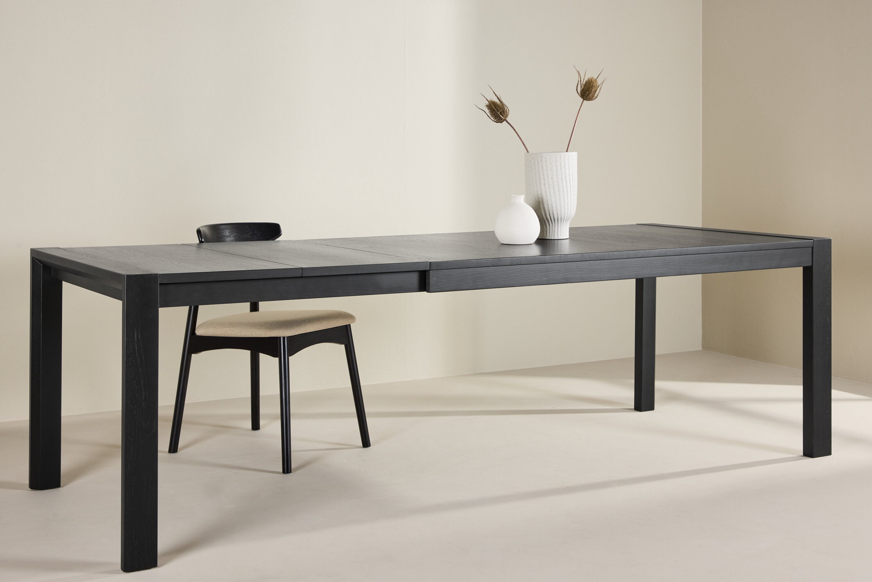 Vind Slider Spisebord - Sortlakeret Elegance til Dit Hjem