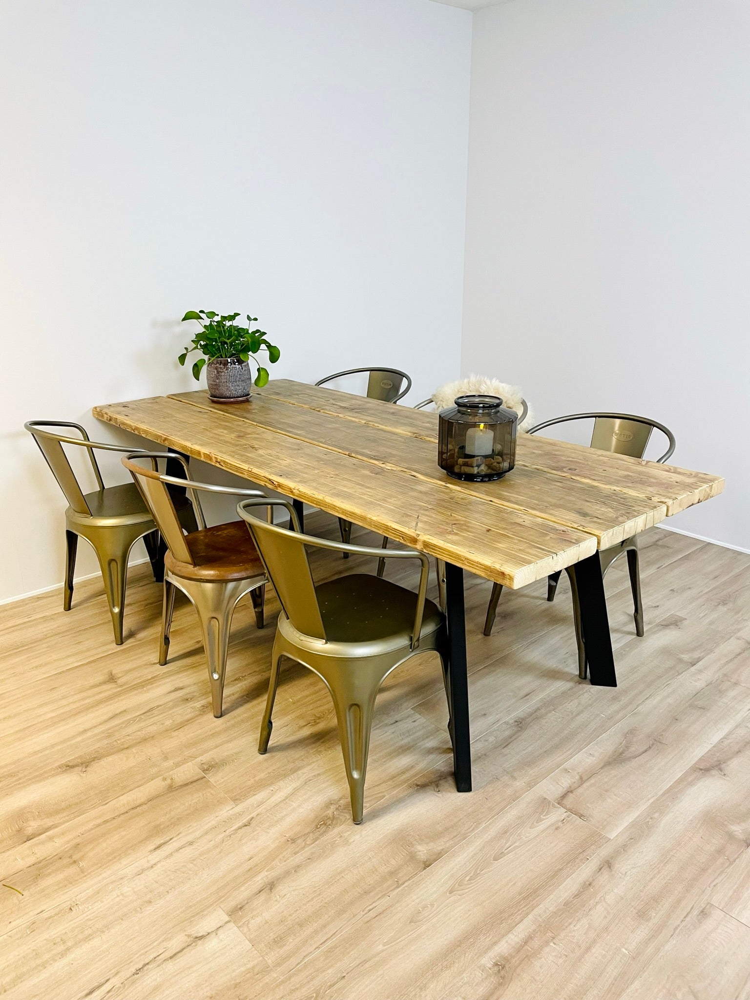 Unikt Sort Plankebord af Genbrugsplanker med Stålstel