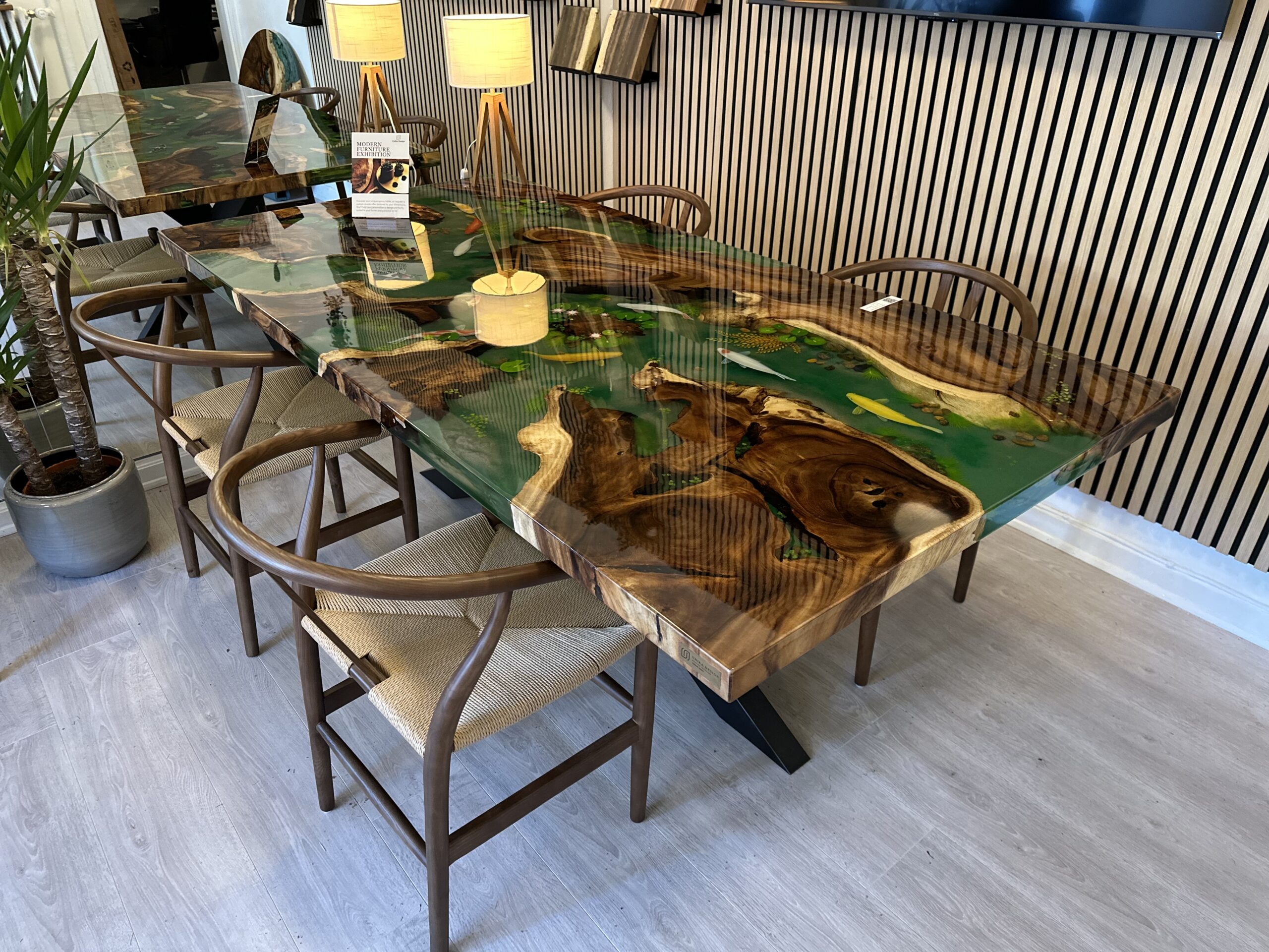 Grøn Epoxy Spisebord - Unikt Koi Design 200x100cm