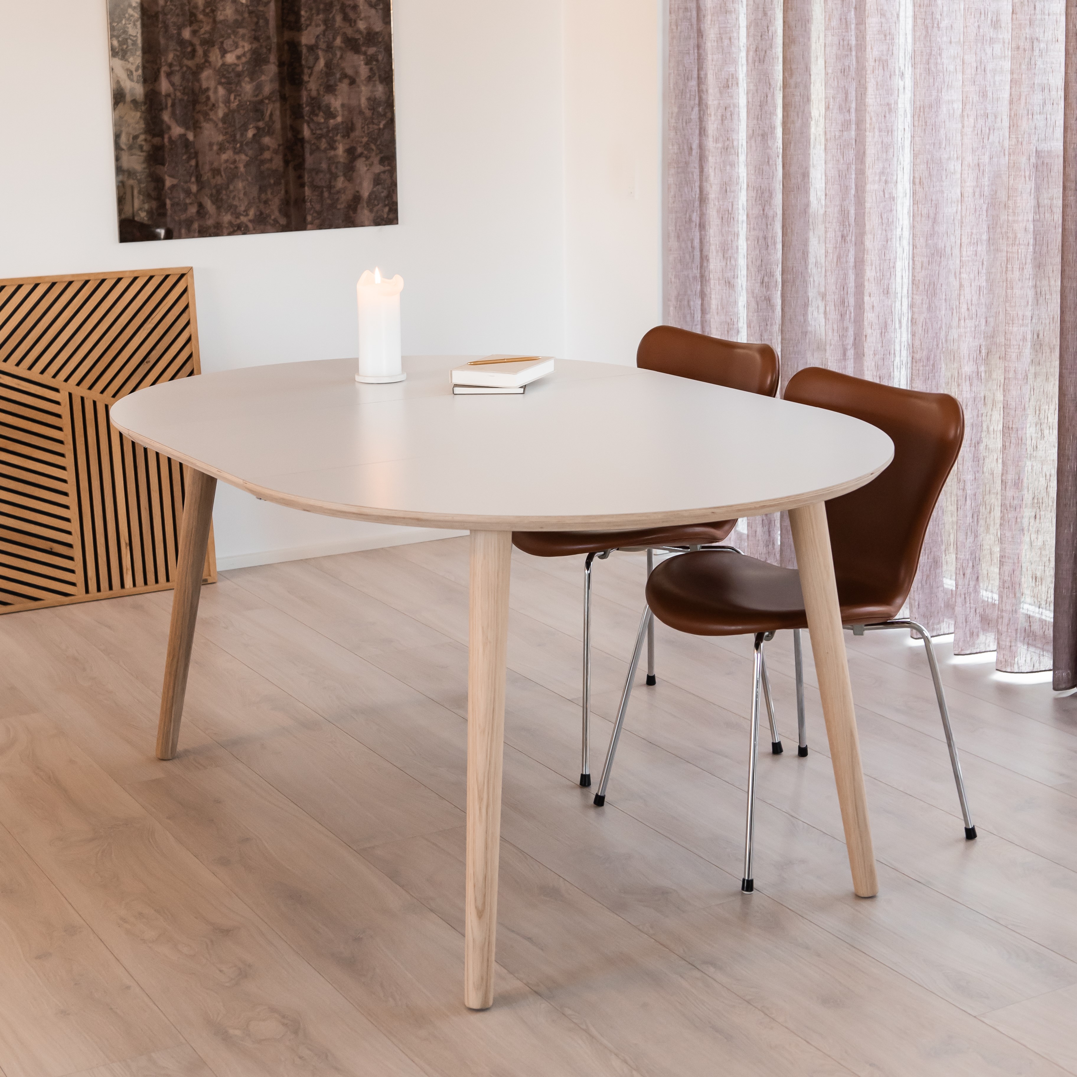 Rundt spisebord med tillægsplader i hvid laminat