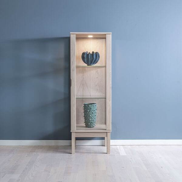Klim Furniture V301 Valnød Vitrineskab med LED-lys