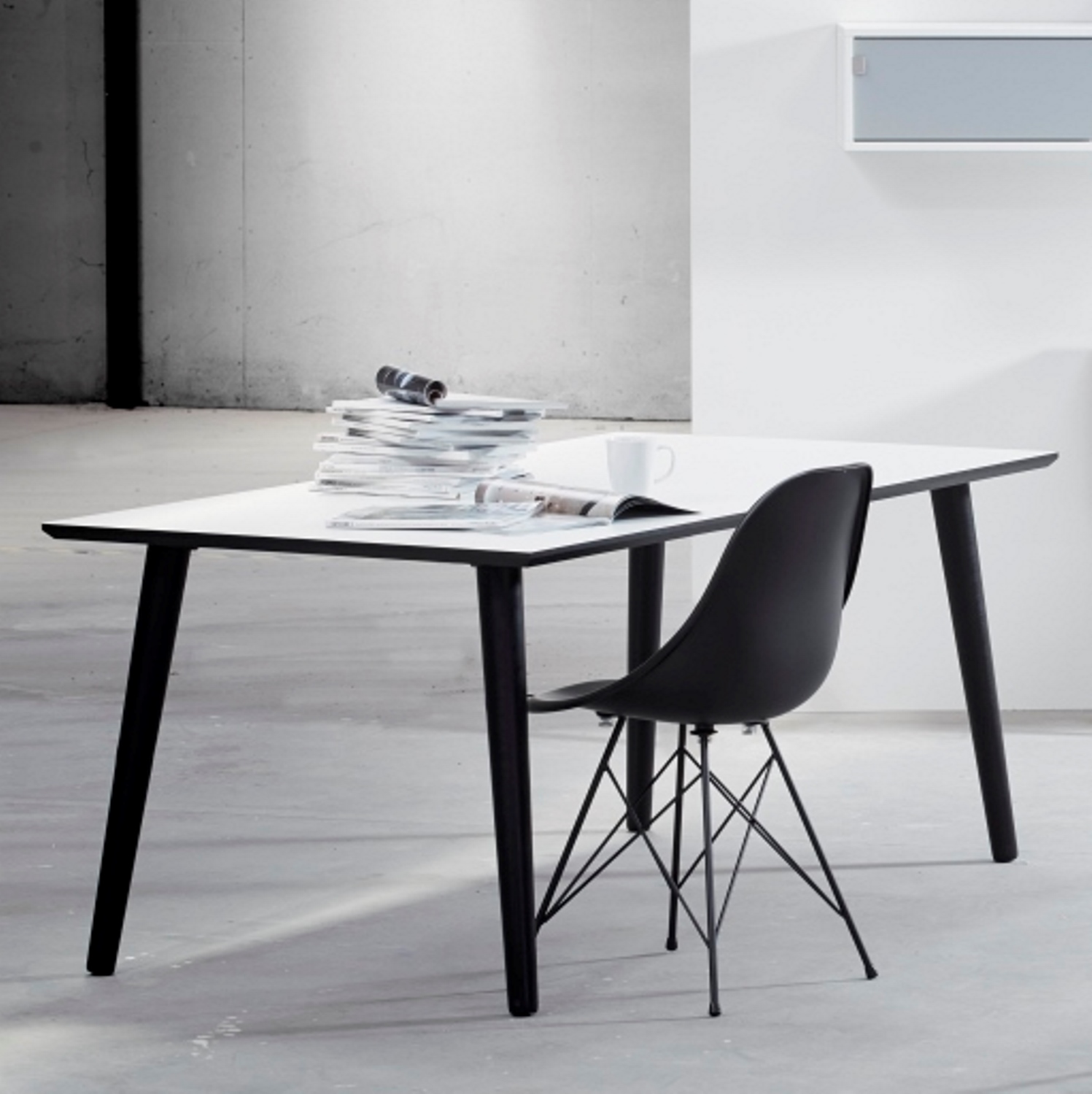 Rektangulært spisebord DT-110 i hvid laminat med sorte ben